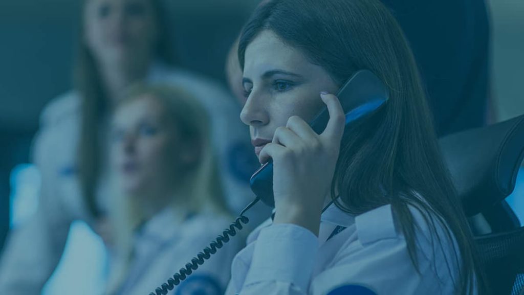 femme répondant au téléphone