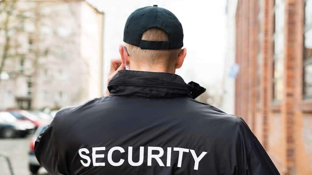 guardia de seguridad vista desde atrás