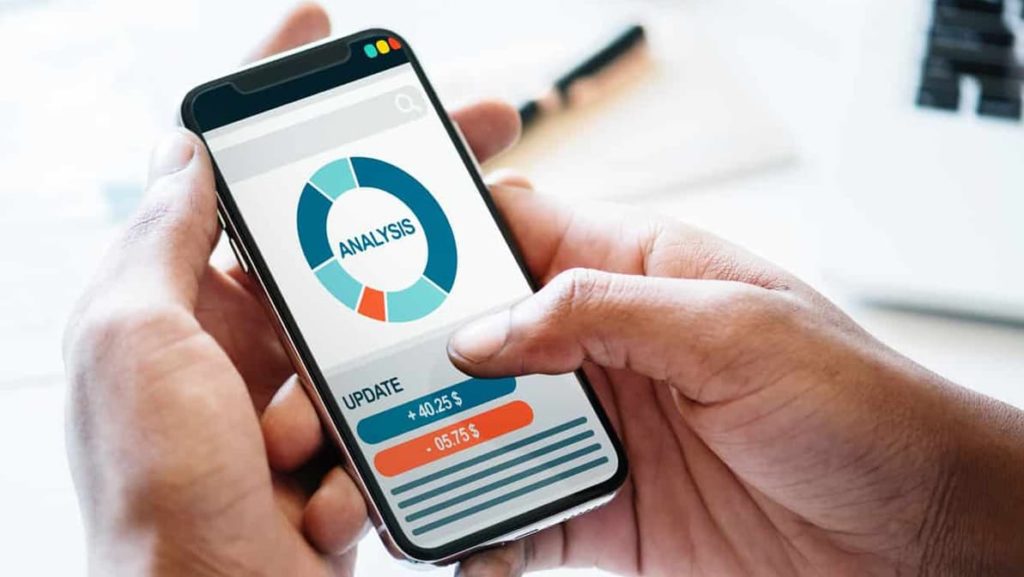 persona con el teléfono en la mano mirando el gráfico en la aplicación