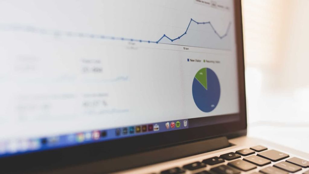 tableau de bord analytique sur l'écran d'un ordinateur portable